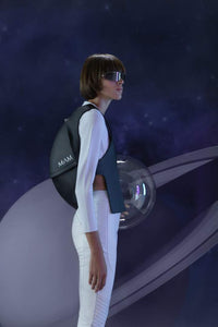 Der Unisex Rucksack von MAM bietet dir einen außergewöhnlichen Look und Feel. Setze mit dem genderneutralen und futuristischen Rucksack ein Statement.