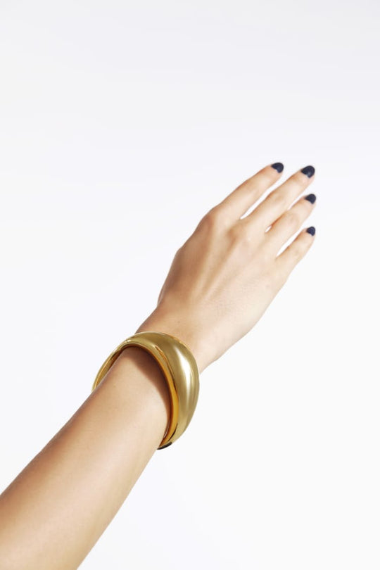 klobiges asymmetrisches rundes geschlossenes Armreif-Armband in Gold
