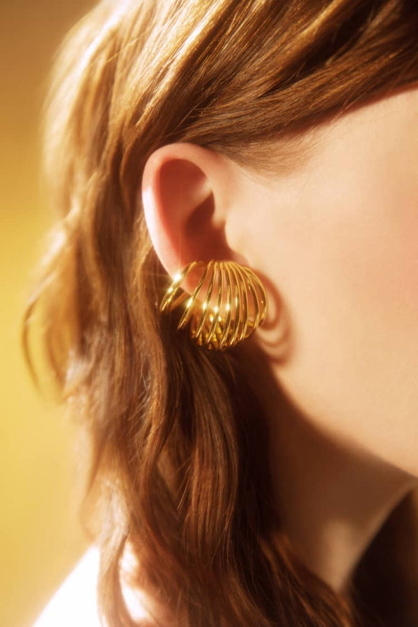 Spiralförmiger goldener Ohrring